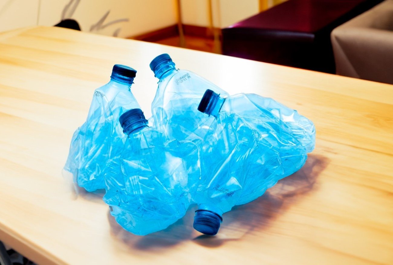 Ne zavrzite plastičnih steklenic: preizkusite sedem načinov, kako jih uporabiti doma in na podeželju